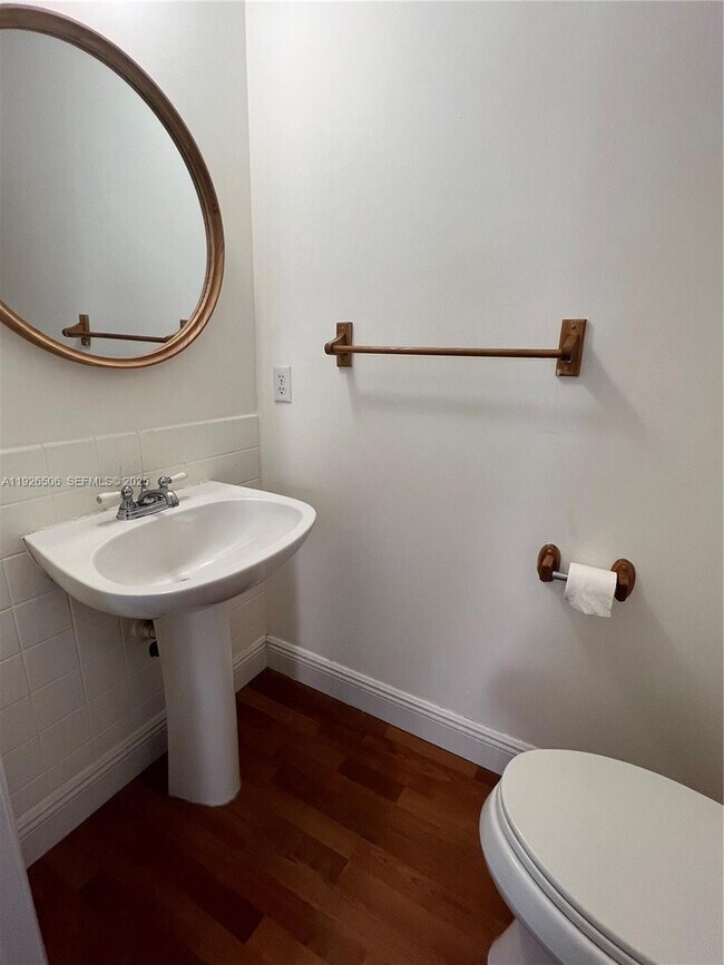 Building Photo - 11383 Lakeview Dr