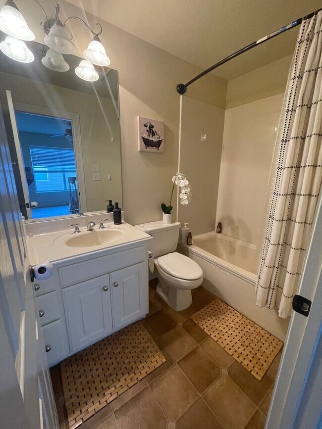 Building Photo - Gorgeous 5 Bedroom Home in The Haven!