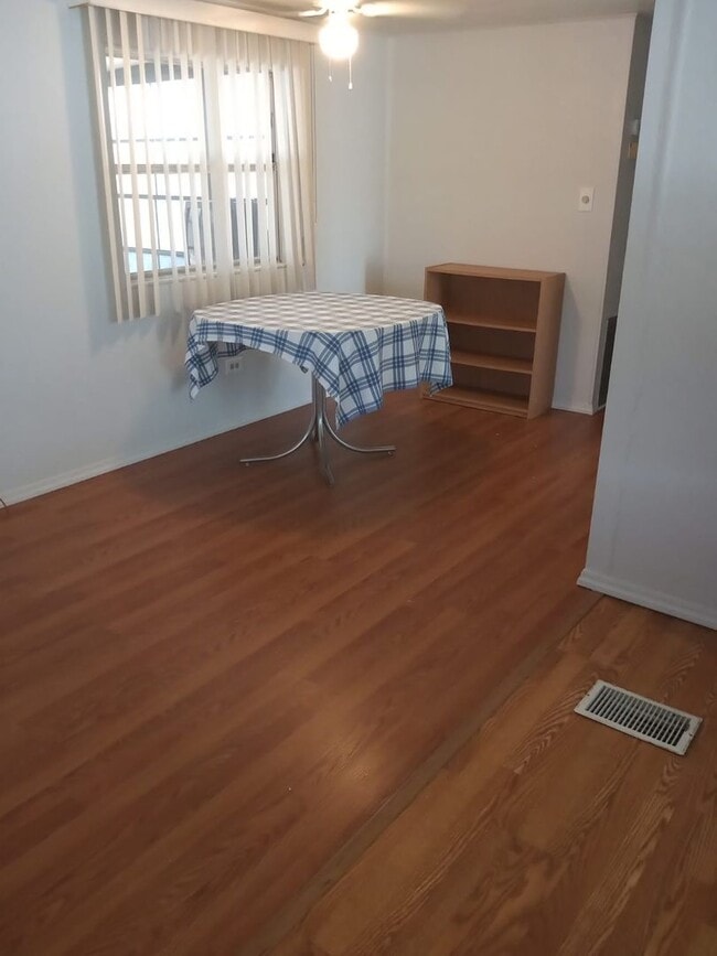 Building Photo - Beautiful renovated home on Six Lake Count...