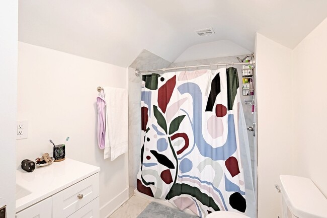 Building Photo - Nicely Updated Fry's Spring Apartment With Utilities Included