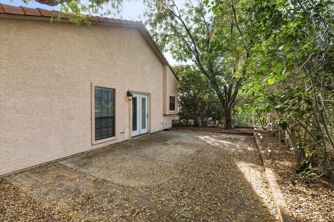 Building Photo - 4909 Fiesta Lakes St