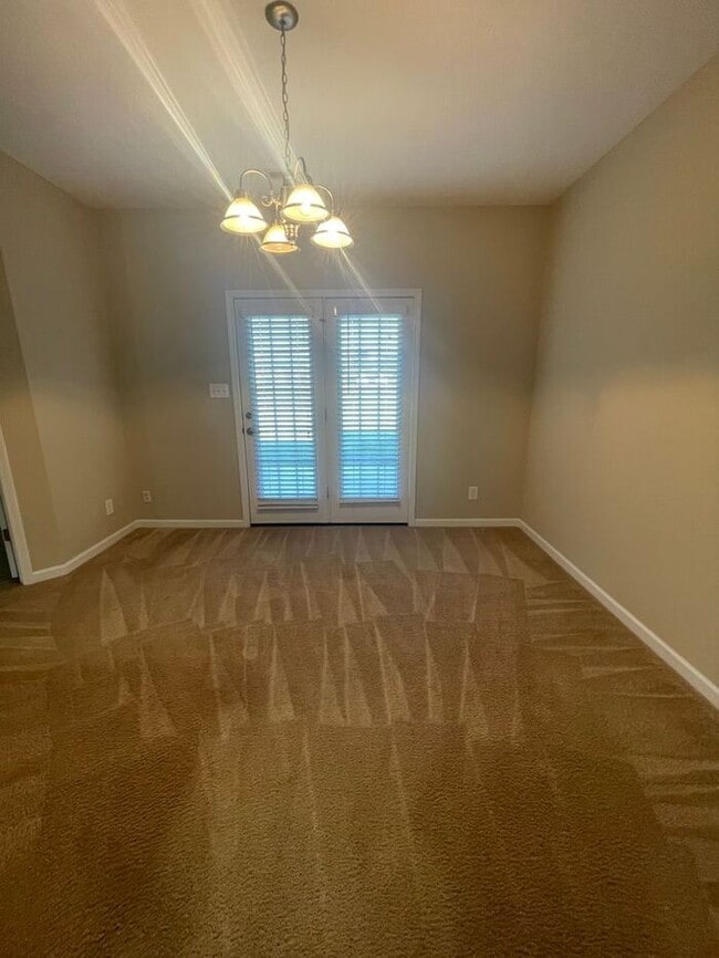 Building Photo - 2 bed, 2 bath, 2 car garage ranch style townhouse in N. Knoxville