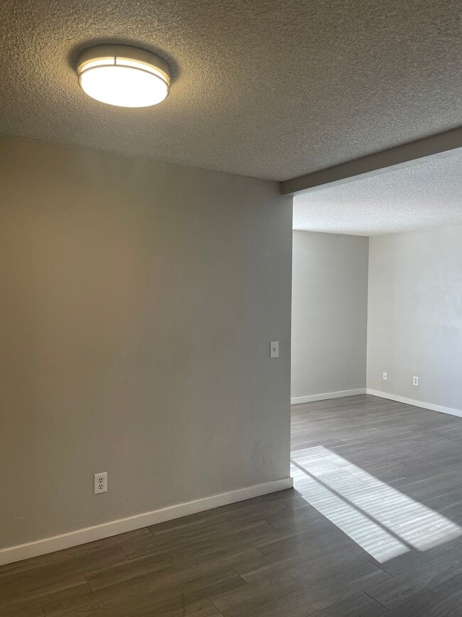 Building Photo - Lovely 2 Bedroom 1  Bath with Fireplace! M...