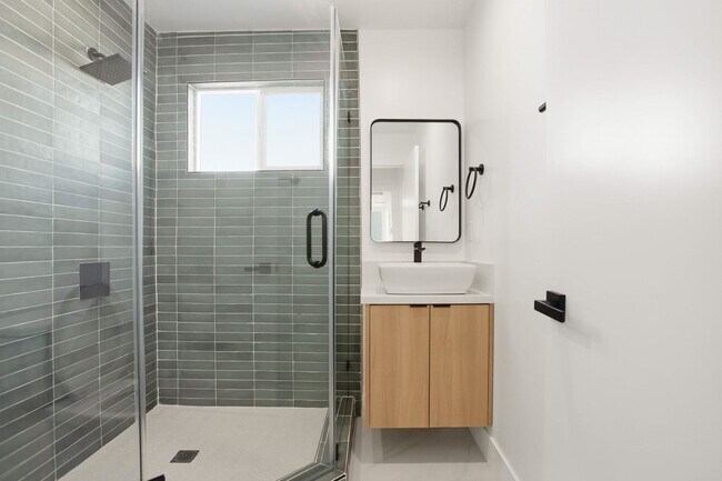 Building Photo - 828 N Detroit St