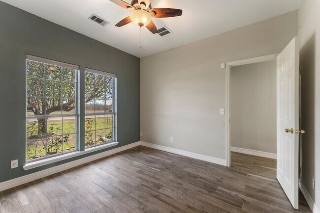 Building Photo - 13942 Longstreet Rd