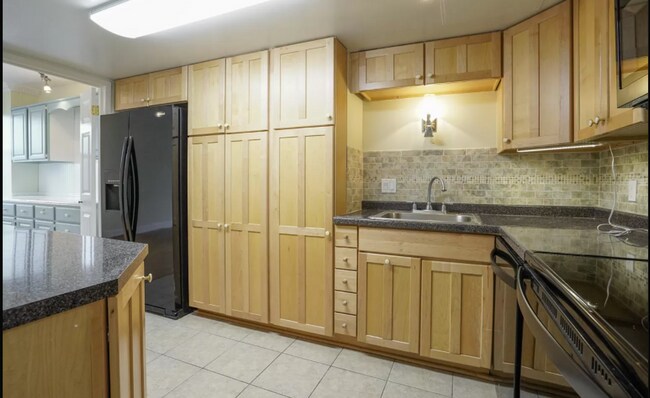 Building Photo - 3 Bedroom, 2 Bathroom Condo in Downtown!