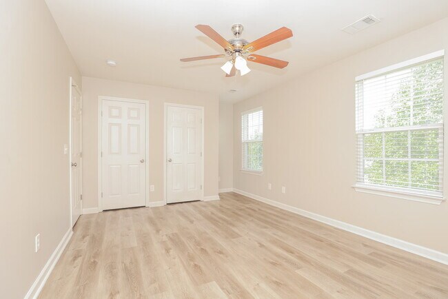 Building Photo - 712 Shandale Dr