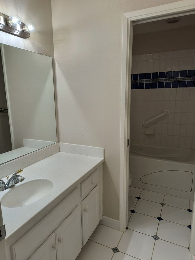 Building Photo - Newley Updated 4 bedroom, 2.5 bathroom Townhome in Citrus Heights!!!