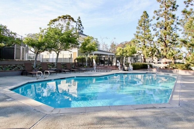 Building Photo - Spacious 2 Story 3Bd 2.5Ba Townhome