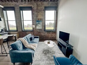 Building Photo - 605 W 4th St N