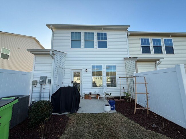 Building Photo - Newly Built 3BD, 2.5BA End Unit Zebulon Townhome in an HOA Community with Premier Amenities