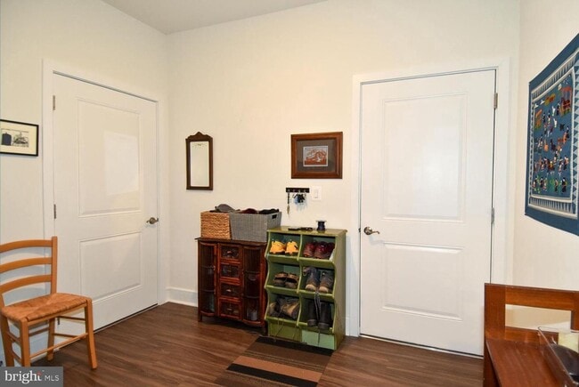 Building Photo - 4-Level Furnished townhome!