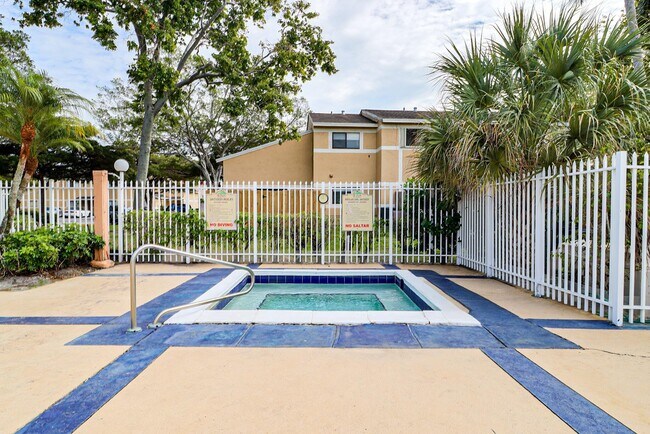 Building Photo - 450 Palm Cir W