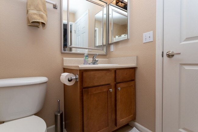 Building Photo - Beautiful upper-level condo in gated community!!!