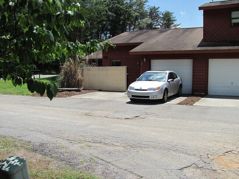 Building Photo - 405 Brown Rd