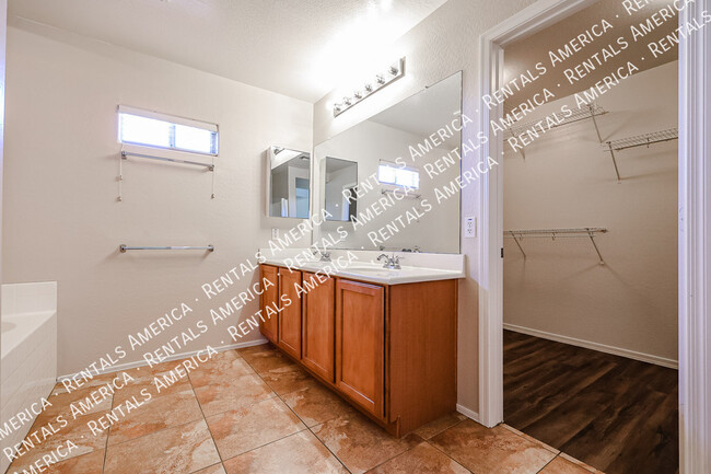 Building Photo - 910 S 118th Ln