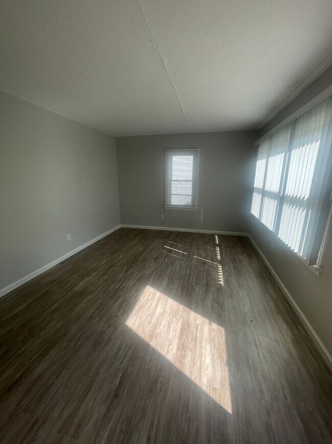 Building Photo - AVAILABLE NOW!! 4 Bed 1.5 Bath Home IN South Park