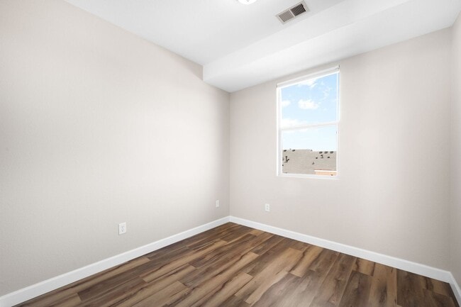 Building Photo - 3BD, 2.5BA Englewood Townhome with 2-Car Garage