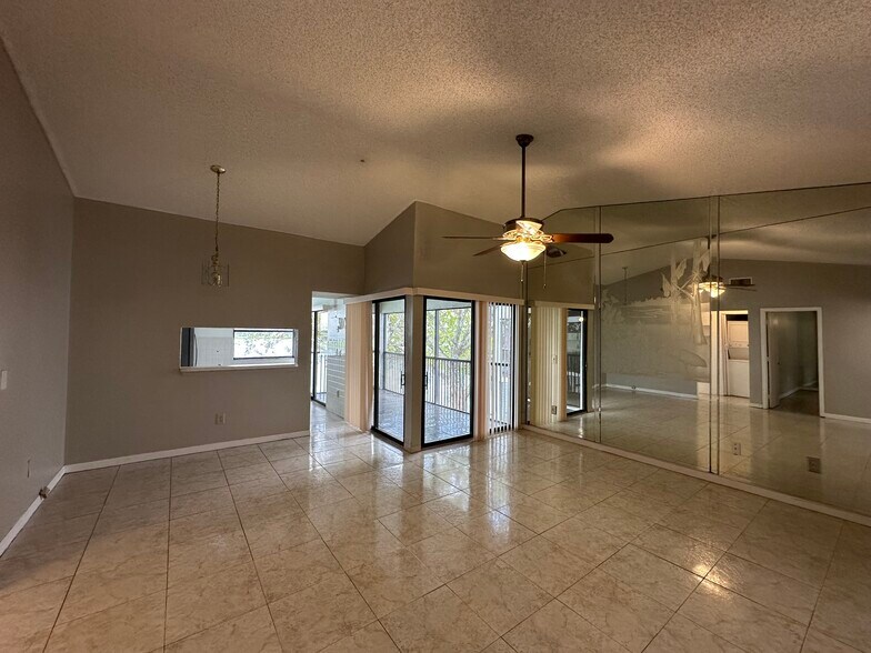 Building Photo - 1024 S Independence Dr
