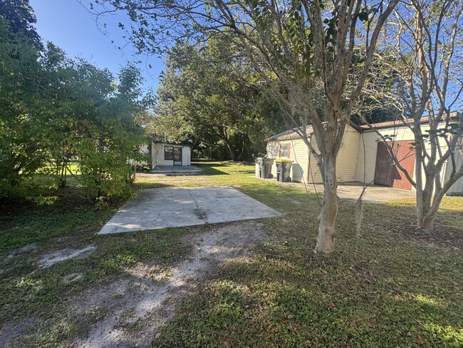 Building Photo - 1724 Oakland Rd W