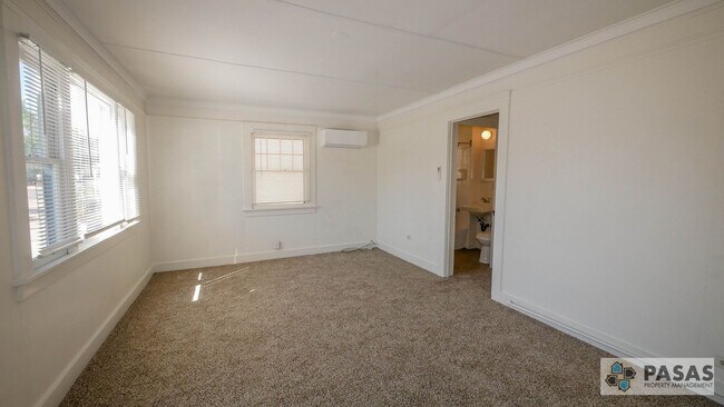 Building Photo - Historical 1 bedroom Cottage with yard!