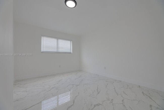 Building Photo - 650 E 65th St