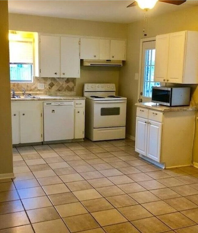 Building Photo - 3 Bedroom Mid-Century Rental