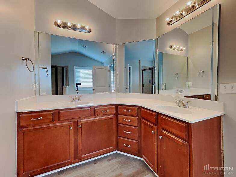 Building Photo - 2010 Tiffany Ct