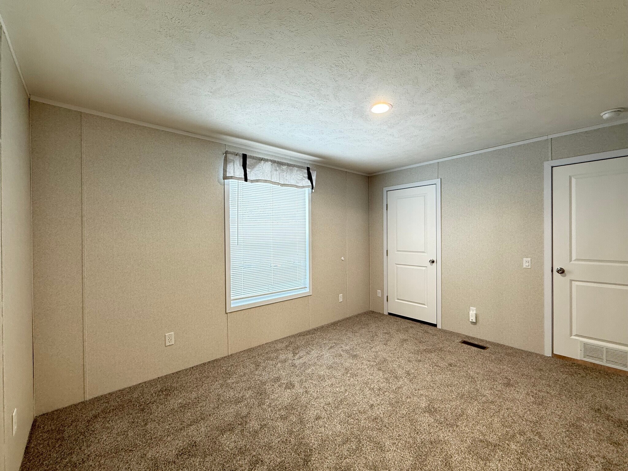 Building Photo - 29909 Flushing Dr