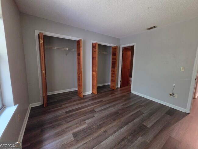 Building Photo - 425 Admiral's Walk Dr