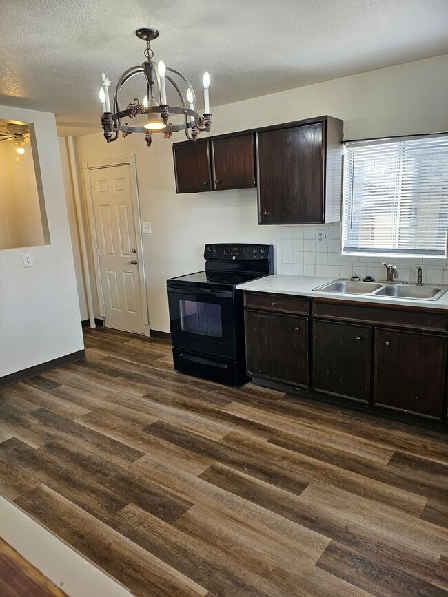 Building Photo - ALL PROSPECTIVE TENANTS MUST SUBMIT A ON LINE APPLICATION AND BE PRE-QUALIFIED PRIOR TO ANY SHOWI...