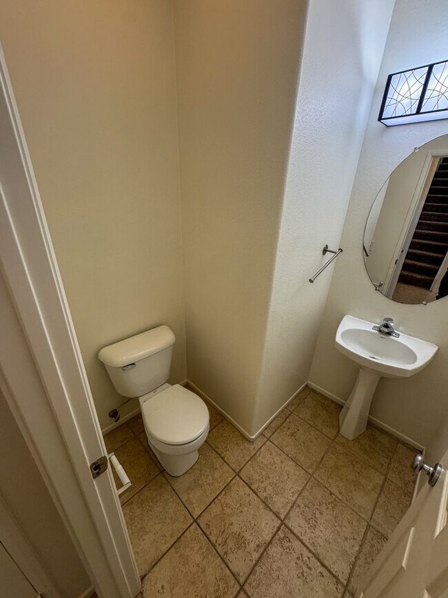 Building Photo - 4 Bedroom home available for Lease in Cent...