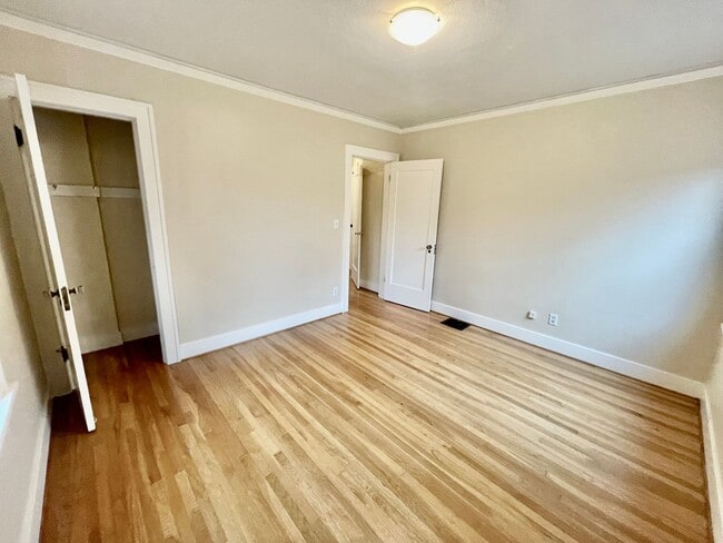 Building Photo - Rare Find, Large 3bd/2bathroom (w/ Bonus Rooms) House Near Rose City Golf Course