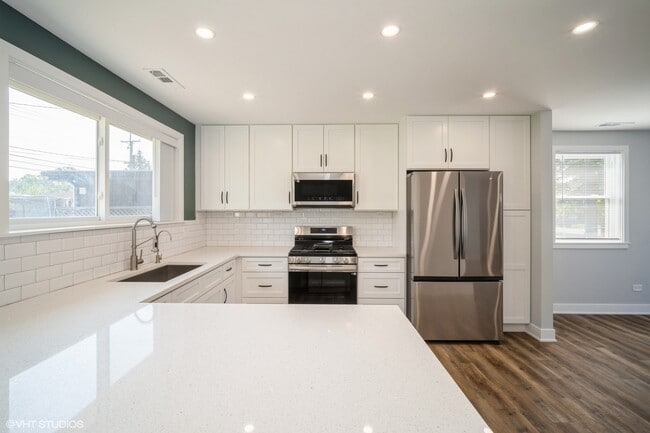 Building Photo - 648 Oakwood Ct
