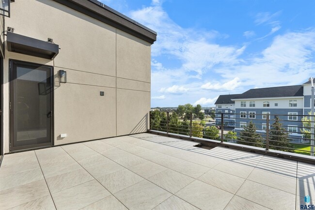 Building Photo - 2807 S Terry Ave