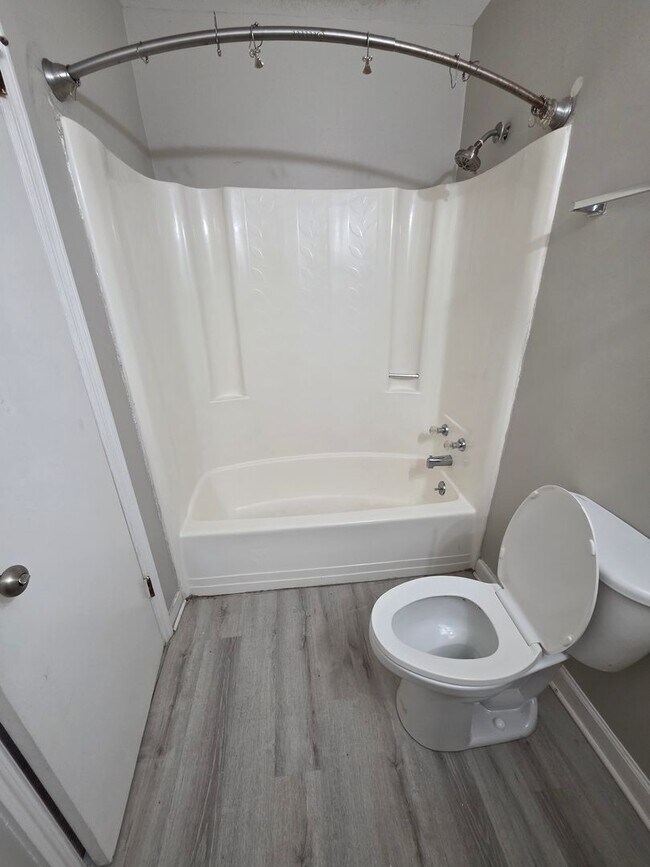 Building Photo - 454 Forest Hl