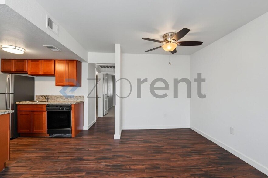 Building Photo - Unit B226