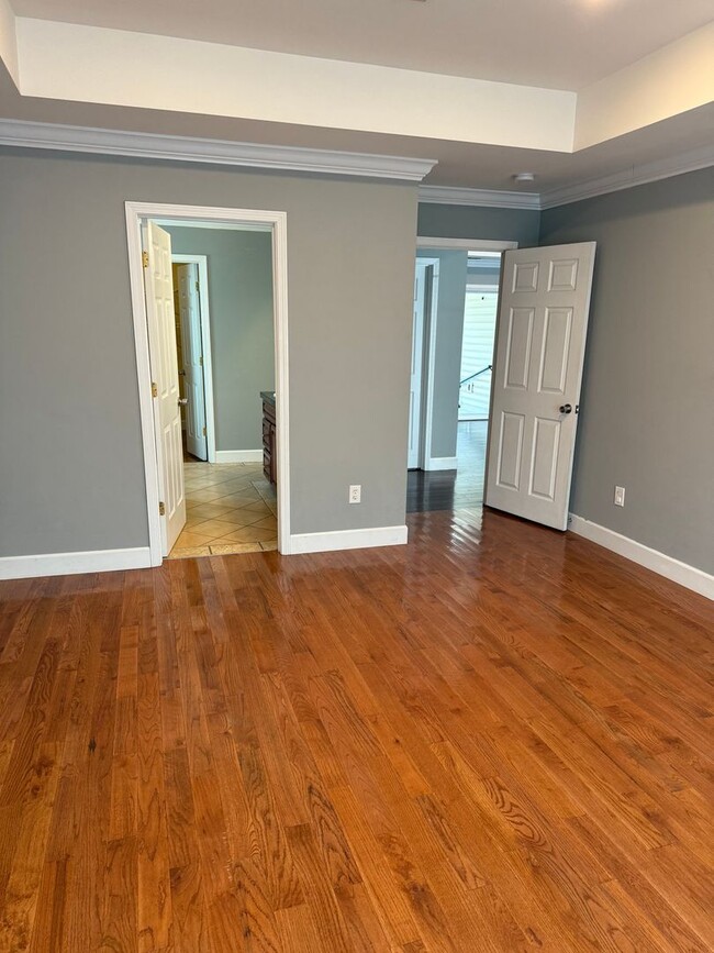 Building Photo - Beautiful 3 Bedroom