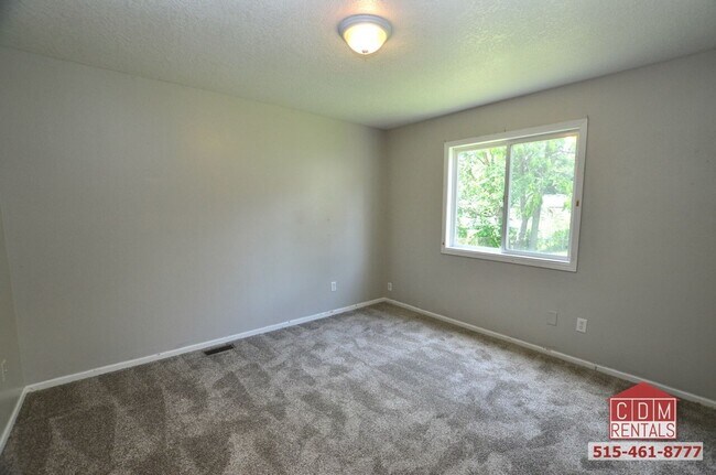 Building Photo - Excellent Des Moines Home