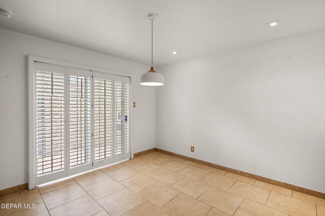 Building Photo - 350 Thunderbird Dr
