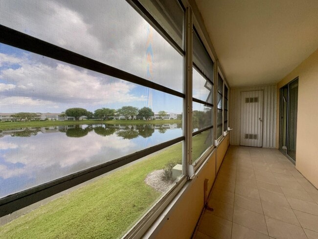 Building Photo - 213 Somerset K