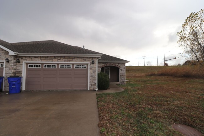 Building Photo - Gorgeous Family Home