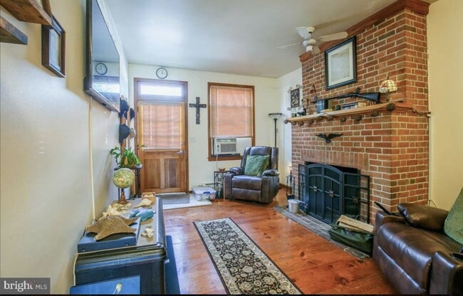Building Photo - Nice 2 Bedroom 2 Bath Townhouse