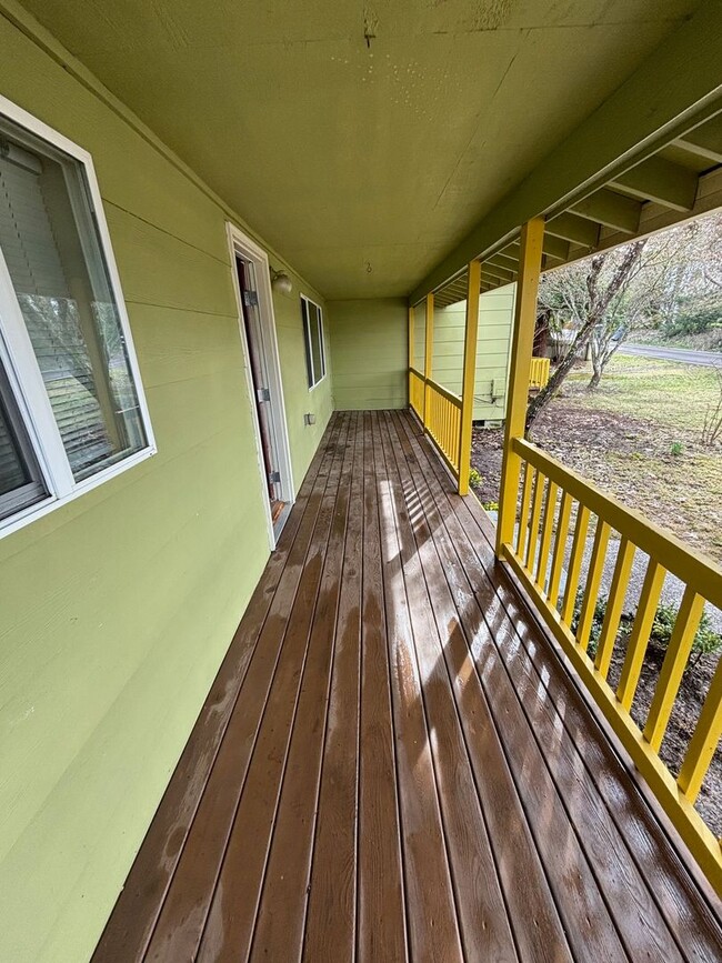 Building Photo - Large front porch, dead end street, spacio...