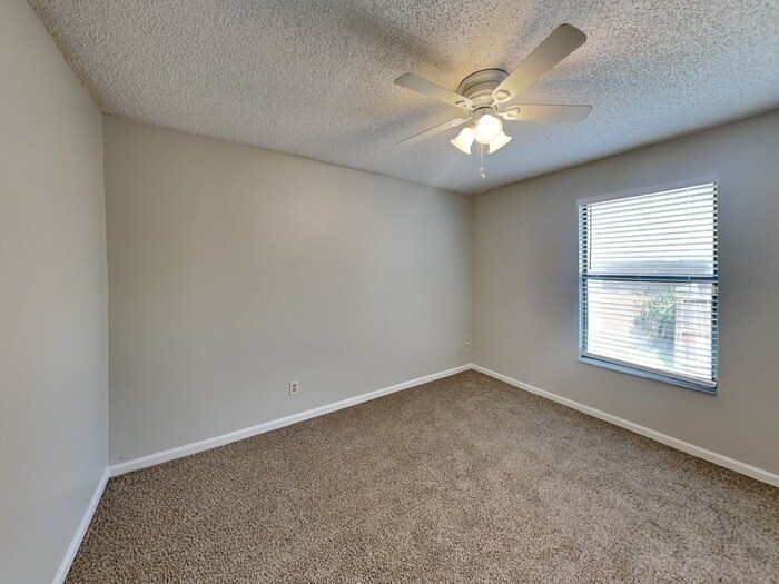 Building Photo - 6235 Cranberry Ln E