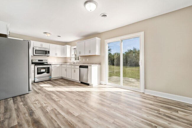 Building Photo - 136 Sandy Dr