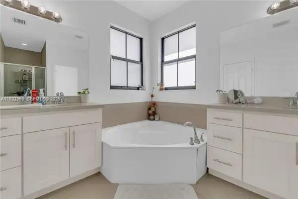 Building Photo - 6035 NW 104th Path