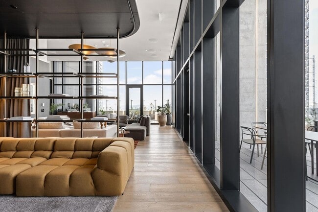 Building Photo - 610 Davis St