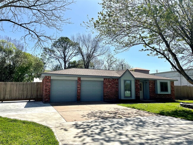 Building Photo - 2507 Lynn Dr