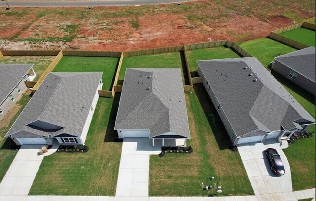 Building Photo - Fenced yard, great location